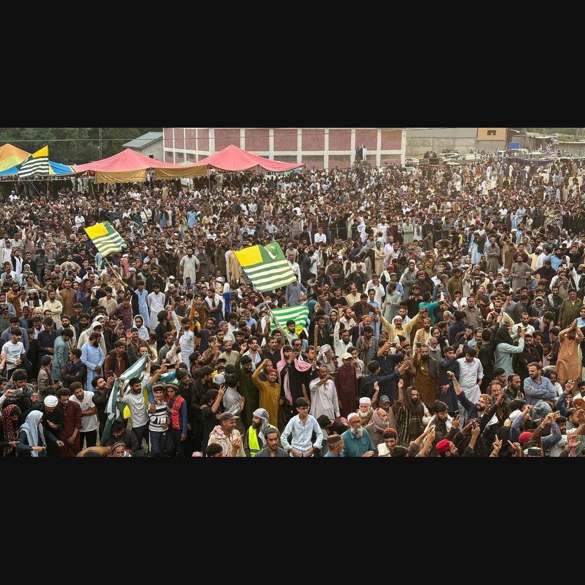 PoK में पाकिस्तान के खिलाफ बड़ा जनविद्रोह: LoC की तारबंदी हटाकर भारत से जुड़ने की उठी मांग, 25-30 हजार लोगों का फूटा गुस्सा